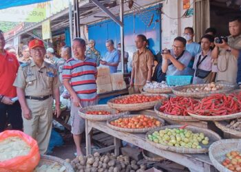 Bupati bersama jajaran Pemda Cianjur melakukan sidak harga sembako di Pasar Induk (Foto : Wawan Sutiawan)