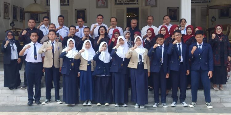 Foto : simbolis penerimaan siswa pertukaran pelajar ke Jepang