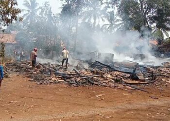 Diduga Arus Pendek Listrik, 2 Rumah di Mande Hangus Terbakar