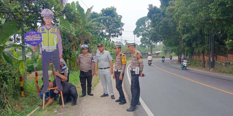 Satlantas Polres Cianjur Pasang 8 Patung di Titik Rawan Kecelakaan