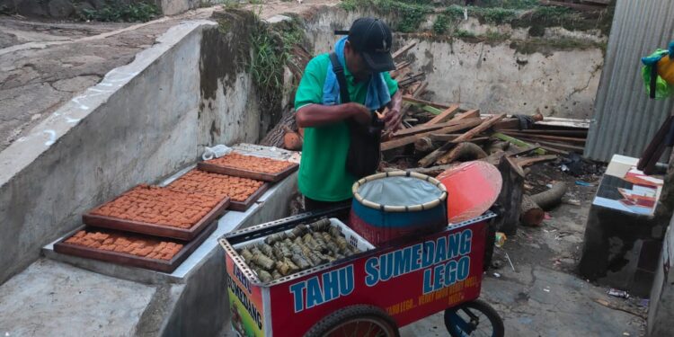 Berawal Ahli Menangani Penjahat, Kini Dedi Ismawardi Jadi Ahli Mengolah Tahu Sumedang, Omzetnya Puluhan Juta Rupiah