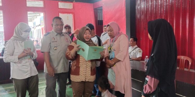 Warga Desa Sukaluyu Semringah, Kantor ATR BPN Cianjur Bagikan 500 Sertifikat PTSL