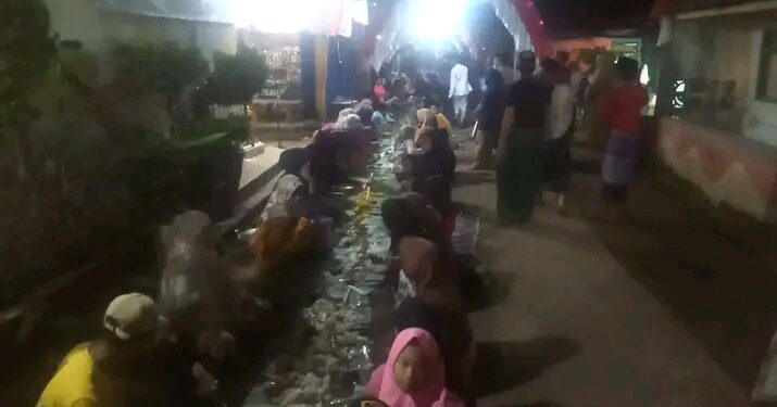 Meriahkan Hari Kemerdekaan ala Warga Desa Sukamulya, Makan Nasi Liwet Sepanjang 200 Meter