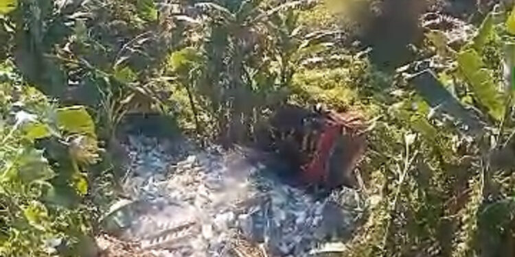 Truk Bermuatan Bata Hebel Terjun ke Sungai Cikundul, Sopir Selamat karena Meloncat