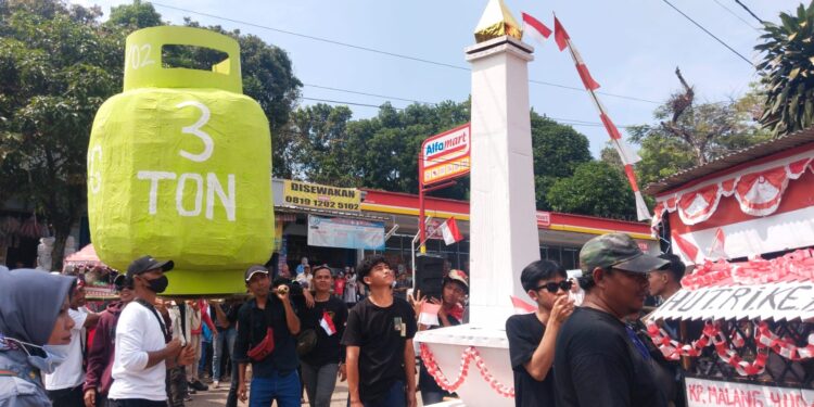 Ada ‘Tabung Elpiji 3 Ton’ dan ‘Monas’ di Desa Cintaasih
