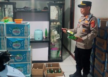 Gerebek Kios Jamu, Polsek Bojongpicung Amankan Puluhan Botol Miras