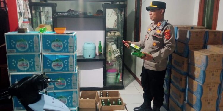 Gerebek Kios Jamu, Polsek Bojongpicung Amankan Puluhan Botol Miras