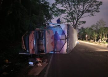 Hilang Kendali di Jalan Menurun, Truk Bermuatan Kardus Tabrak Tebing di Mande