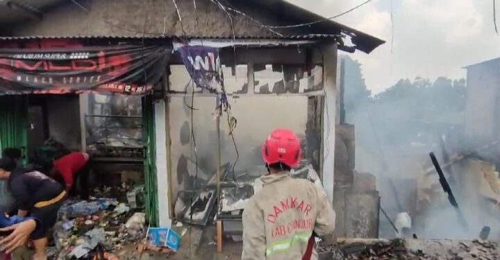 Gegara Bakar Sampah, Empat Rumah dan Warung Sembako di Cugenang Ludes Terbakar