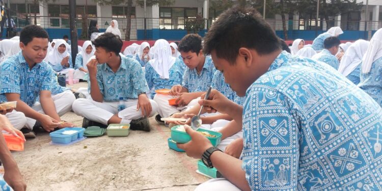SMPN 1 Ciranjang Hilangkan Sekat Strata Ekonomi Siswa dengan Makan Bersama