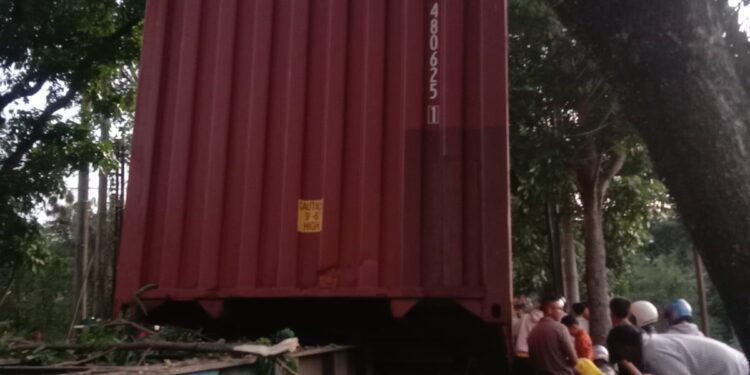 Dua Orang Meninggal Dunia akibat Tertimpa Boks Kontainer yang Terlepas dari Truk