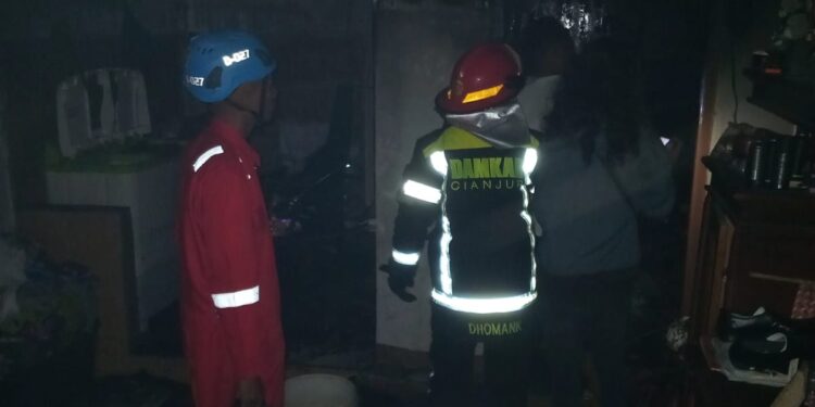 Diduga Korslet, Rumah Warga di Sukaluyu Hangus Terbakar