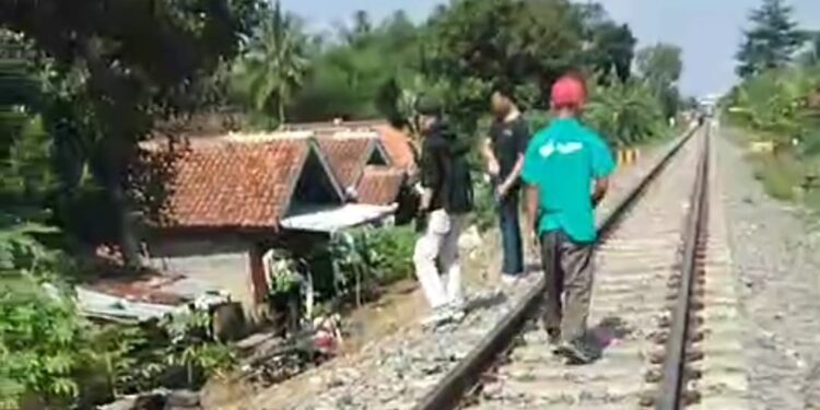 Tertemper KA Siliwangi di Desa Cibiuk, Seorang Pemotor Kritis