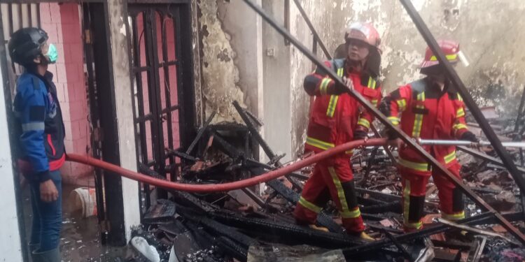 Gudang Penyimpanan Botol Minuman Plastik Terbakar, Kerugian Ratusan Juta Rupiah