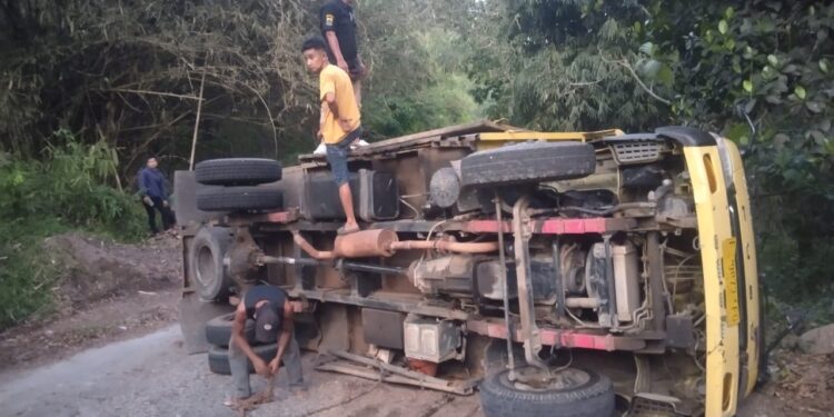Diduga Kelebihan Muatan, Truk Pengangkut Pasir Mundur Lalu Terguling di Tanjakan