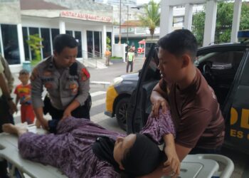 Aksi Heroik Empat Personel Polres Cianjur Evakuasi Perempuan yang Pingsan di Tengah Kemacetan