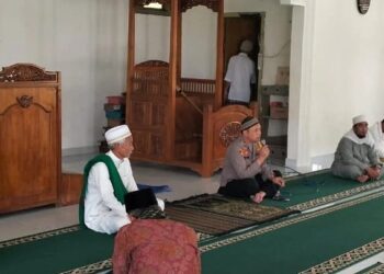 Jumat Curhat Cara Polisi Serap Aspirasi Masyarakat, Kapolsek Cidaun Sambangi Setiap Masjid
