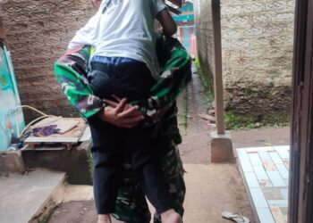 Babinsa Desa Rahong Gendong Pemilih Disabilitas Antar-Jemput ke TPS