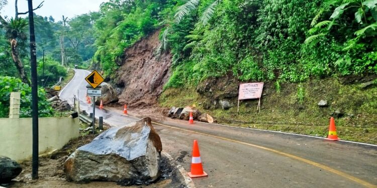 Evakuasi Batu ‘Raksasa’ Diledakkan, Akses Cianjur-Ciwidey Kembali Lancar