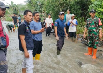 Warga dan Perusahaan Peternakan Ayam Kerja Bakti Tangani Dampak Tanah Longsor