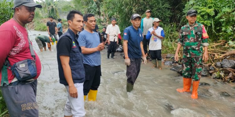 Warga dan Perusahaan Peternakan Ayam Kerja Bakti Tangani Dampak Tanah Longsor