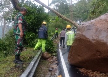 Batu ‘Raksasa’ Tutup Jalan Cianjur-Ciwidey, Akses Kendaraan Lumpuh Total