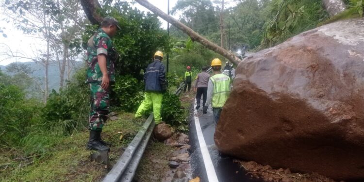 Batu ‘Raksasa’ Tutup Jalan Cianjur-Ciwidey, Akses Kendaraan Lumpuh Total