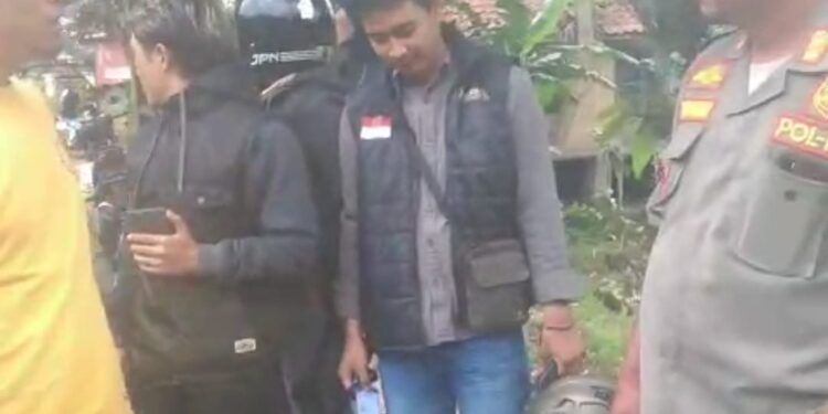 APK Jagoannya Dicopoti, Tim Paslon Nomor Urut 3 Cekcok dengan Anggota Satpol PP Kecamatan