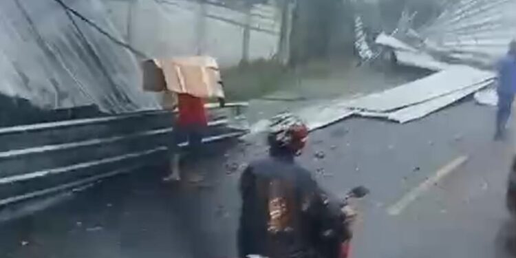 Gekbrong Diterjang Puting Beliung, Seng Penutup Pabrik Garmen Beterbangan