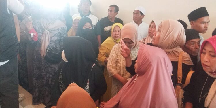 Ratusan Warga Beri Dukungan Moral ke Terdakwa CMZ, Datangi PN Cianjur Hadiri Persidangan