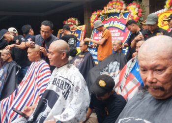 Pendukung Wahyu-Ramzy Gunduli Rambut sebagai Bentuk Rasa Syukur