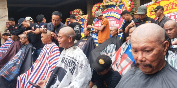 Pendukung Wahyu-Ramzy Gunduli Rambut sebagai Bentuk Rasa Syukur