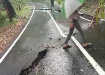Akses Jalan Cianjur Tanggeung-Sindangbarang Tertutup Longsor