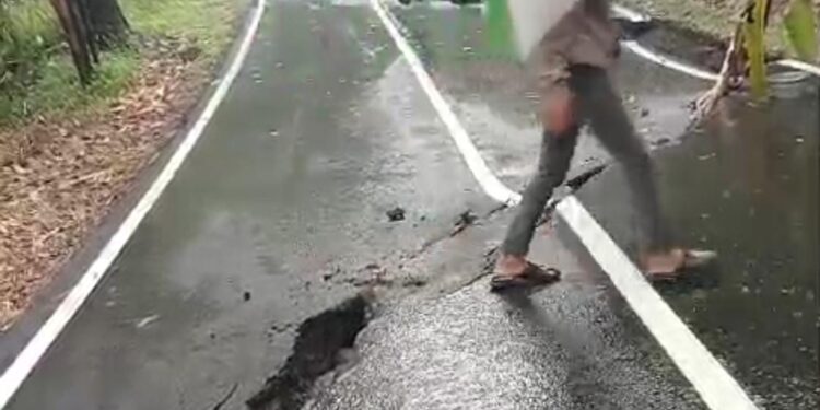 Akses Jalan Cianjur Tanggeung-Sindangbarang Tertutup Longsor