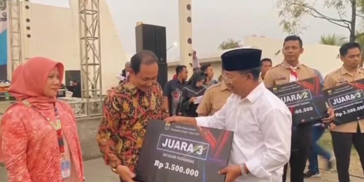 Bapperinda Cianjur Serahkan Penghargaan Lomba Inovasi Daerah Tahun 2024 Ke Sejumlah OPD-Instansi-Umum dan Mahasiswa