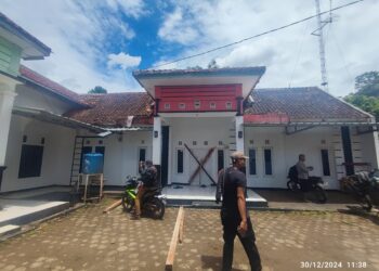 Warga Padaluyu Cikadu Segel Kantor Desa, Tuntut Mundur Kepala Desa karena Diduga Selewengkan Anggaran