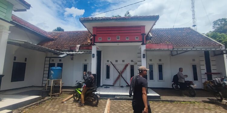 Warga Padaluyu Cikadu Segel Kantor Desa, Tuntut Mundur Kepala Desa karena Diduga Selewengkan Anggaran