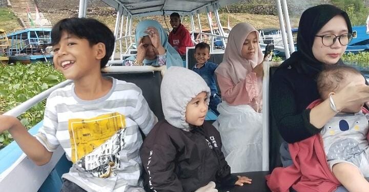 Libur Tahun Baru, Jasa Penyewaan Perahu Wisata di Jangari Ketiban Untung