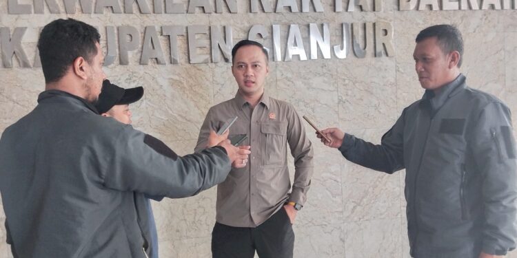 Desa Padaluyu Disegel Warga, DPRD Minta Inspektorat Cianjur Audit Anggaran