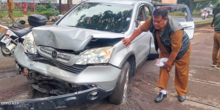 Tiba-tiba Nyelonong, Mobil Rombongan Kades Asal Cibeber Tabrak Pohon dan Tiang Reklame