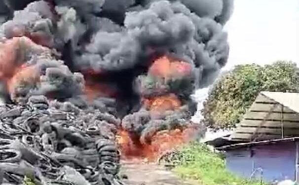 Bangunan Gudang Ban Bekas di Mande Terbakar, Petugas Damkar Kesulitan Padamkan Api