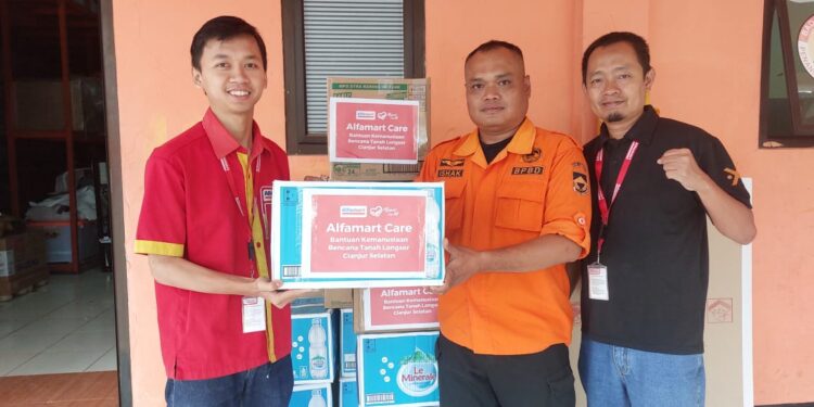 Alfamart Salurkan Bantuan bagi Warga Terdampak Bencana Hidrometeorologi di Wilayah Selatan Cianjur