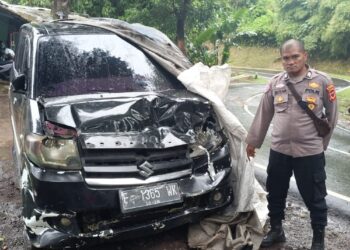 Brak! Mobil Tabrak Sepeda Motor di Cibeber, Pengendara Terluka hingga Ditangani Medis