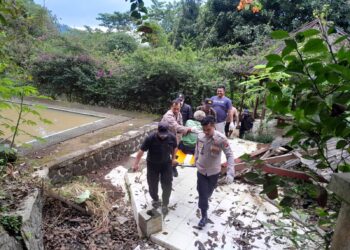 Lansia Tunawisma jadi ‘Penghuni’ Eks Kolam Renang Tapal Kuda, Anggota Polsek Cugenang Lakukan Evakuasi