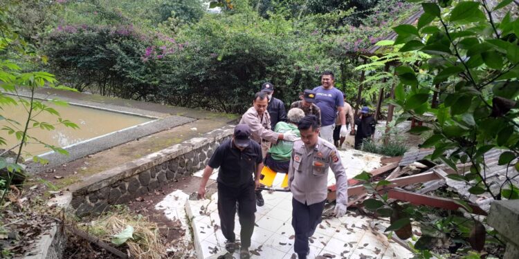 Lansia Tunawisma jadi ‘Penghuni’ Eks Kolam Renang Tapal Kuda, Anggota Polsek Cugenang Lakukan Evakuasi
