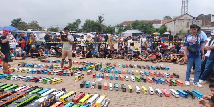 Ratusan Peserta Berkreativitas Mendekorasi Miniatur Bus di Halaman Parkir Citimall Cianjur