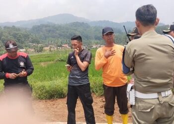 Petugas Satpol PP Cekcok dengan Perwakilan Perusahaan Peternakan Ayam di Cikalongkulon