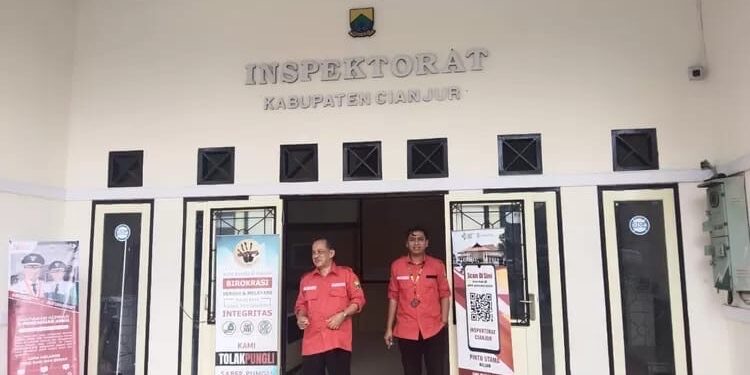 Diduga Selewengkan Anggaran Desa, Kades Padaluyu Cikadu Dilaporkan ke Inspektorat